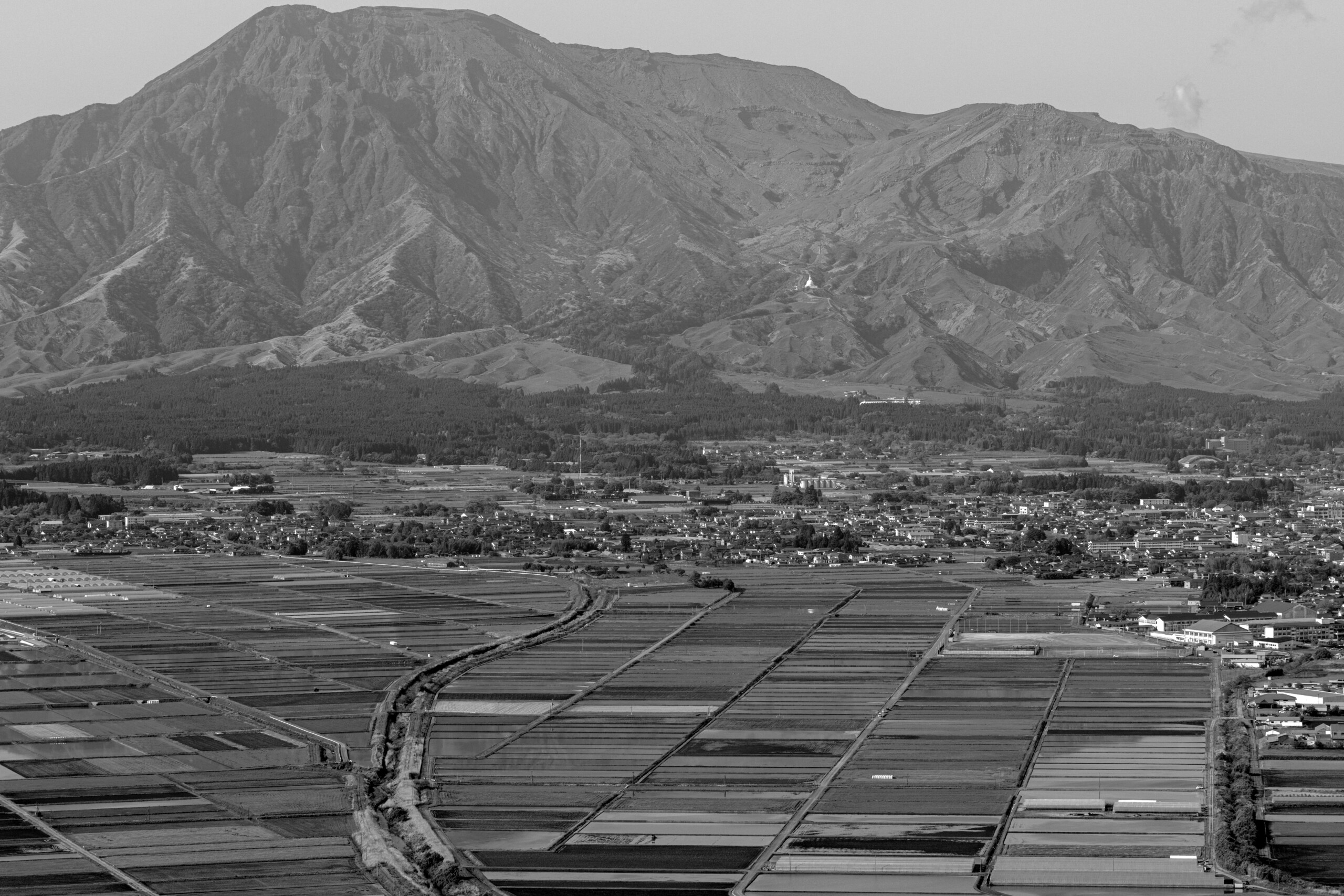 モノクロ写真の阿蘇山